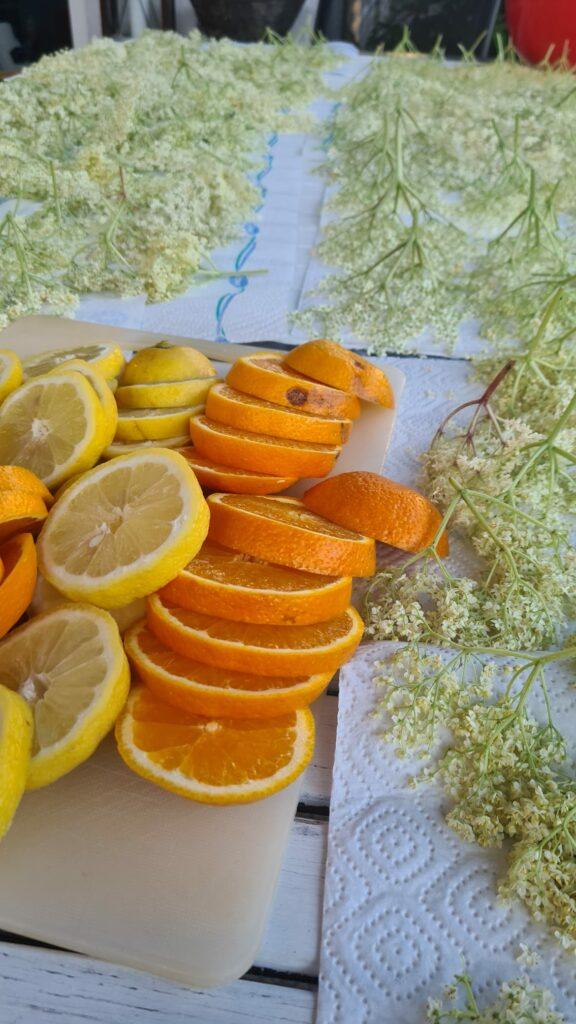 Holunderblütensirup herstellen mit Orangen und Zitronen