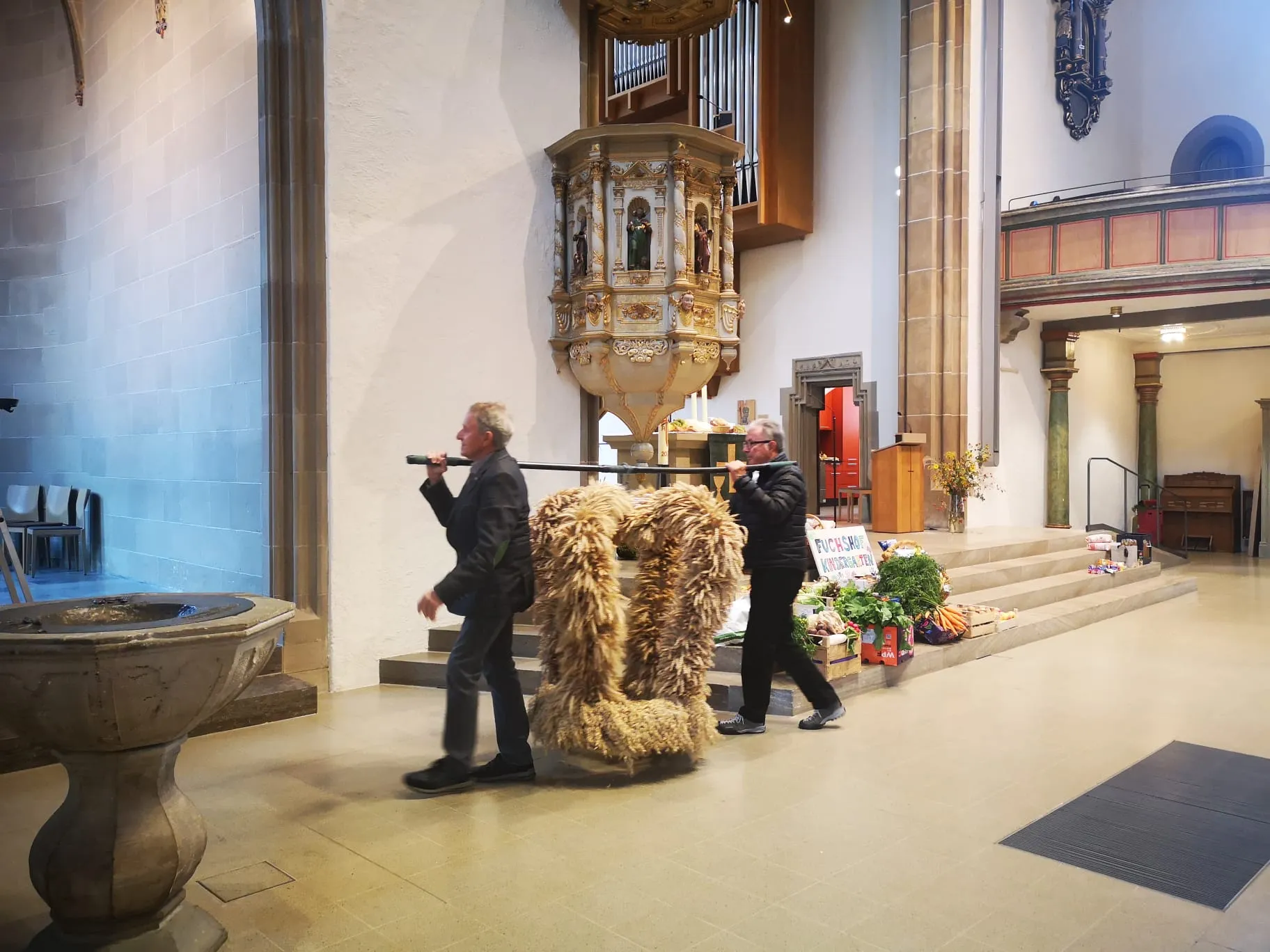 628430ff-679a-4e49-a7e3-8738b5f1a271 Erntedankkrone Einbringung Stadtkirche Schorndorf